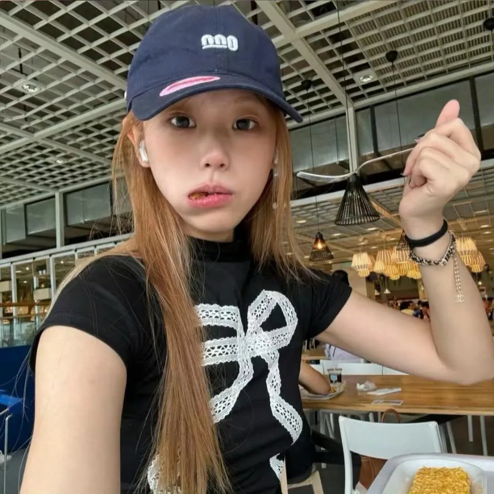 小姑娘艾萝依